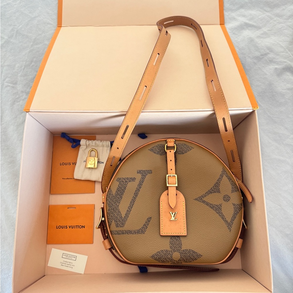 Louis Vuitton Reverse Monogram Giant Boite Chapeau Souple M44604